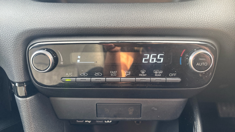 Toyota Yaris 1.5 Hybrid Design 5dr CVT Hybrid Hatchback